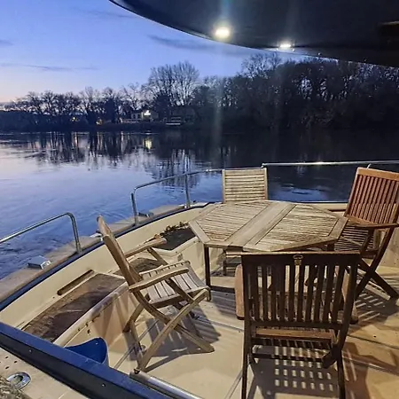 Hebergement Bateau A Quai